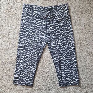 Fabletics Black and White Patterned Capris, Size Medium